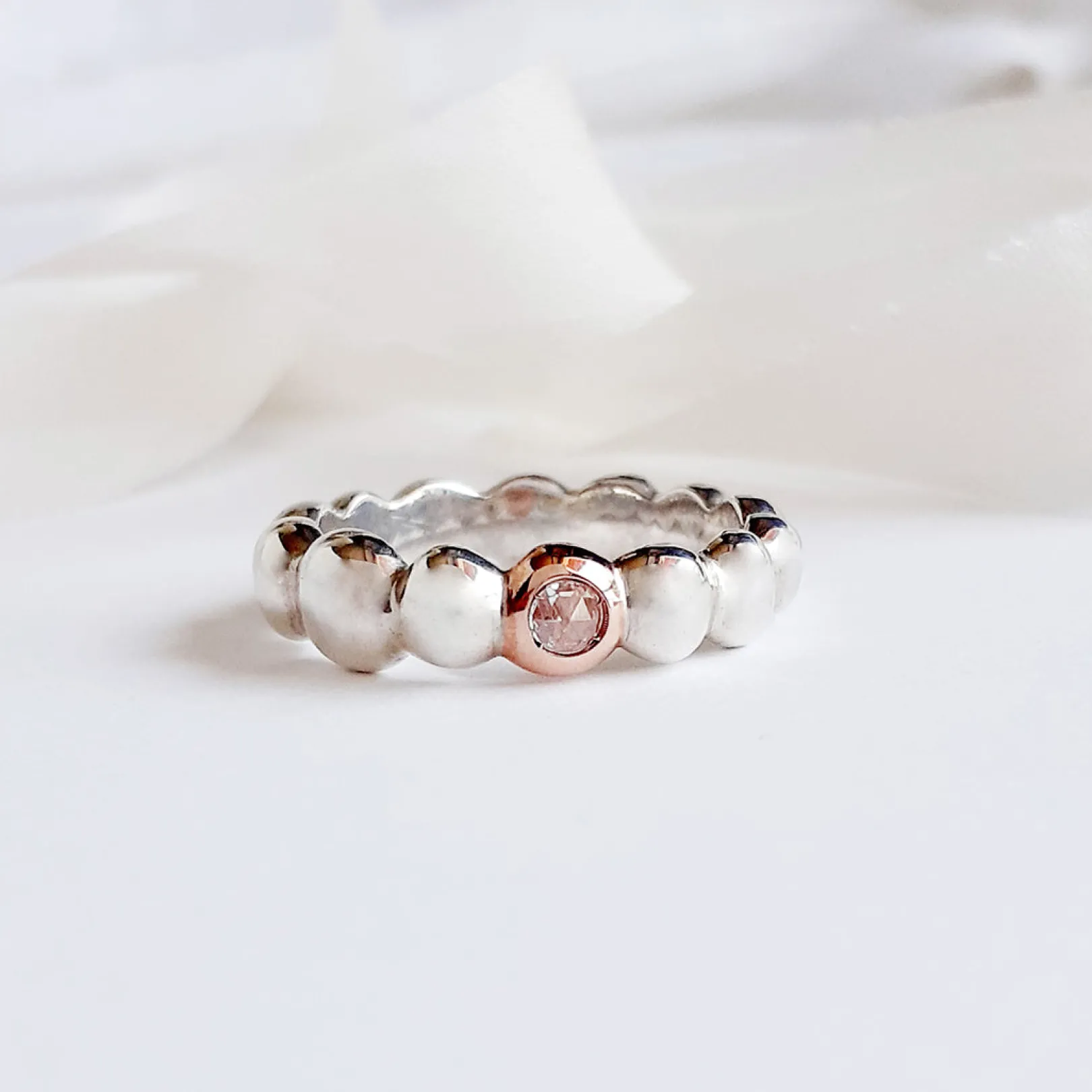 anello_con_sassolini_irre_1.webp Anello con sassolini irregolari in Argento 925, Oro Rosa 9 kt e Diamante bianco | Rubinia Gioielli Outlet