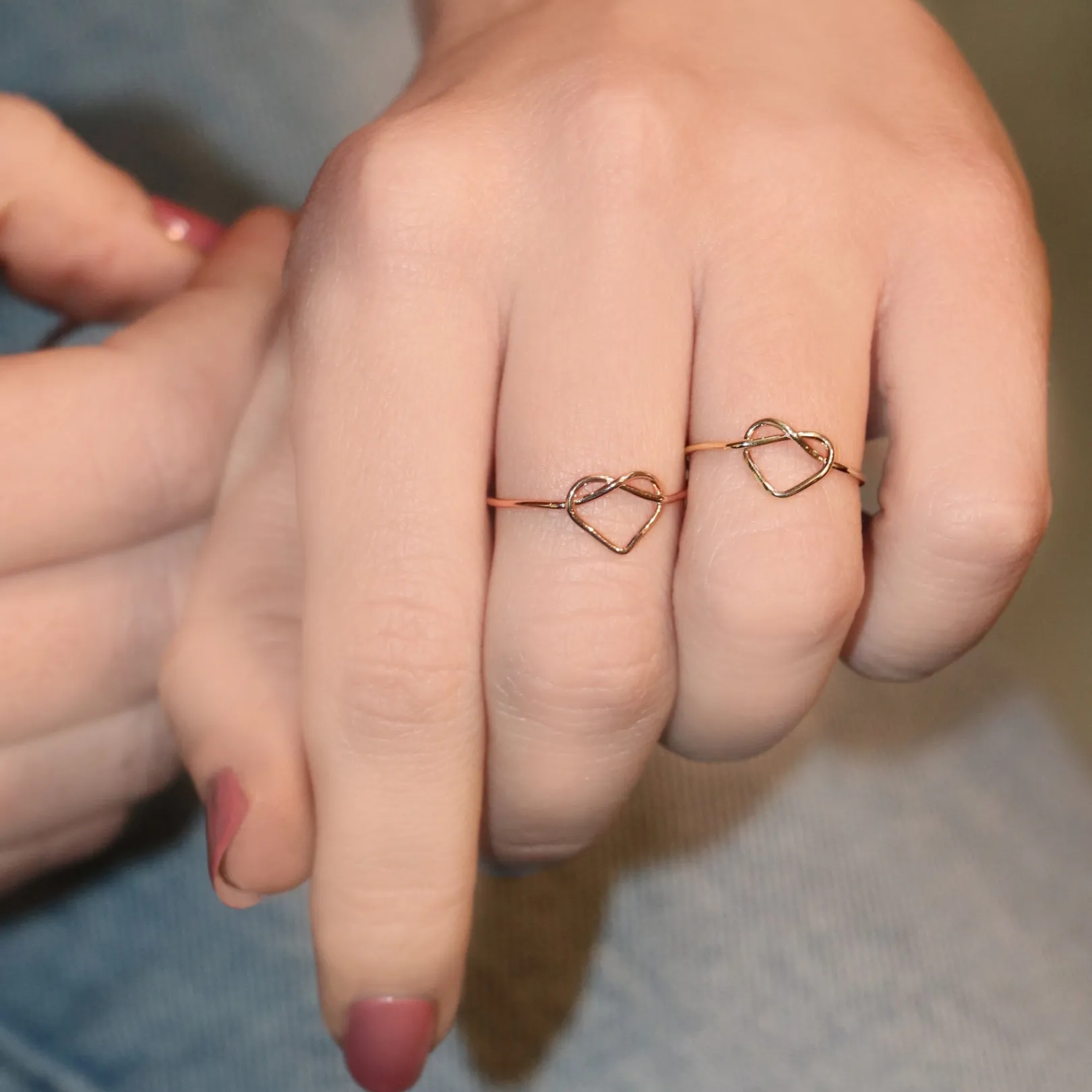 anello_filodamore_con_cuo_1.webp Anello Filodamore con Cuore annodato in Oro 9kt | Rubinia Gioielli Clearance