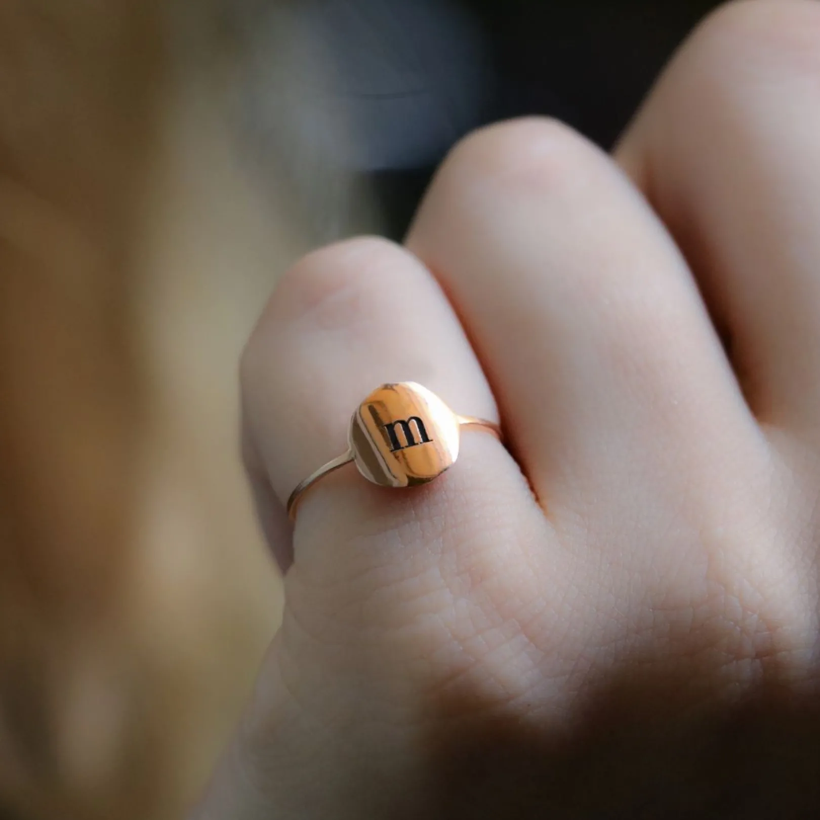 anello_filodamore_in_oro__2-5.webp Anello Filodamore in Oro /Giallo 9kt con sigillo tondo personalizzato | Rubinia Gioielli Clearance