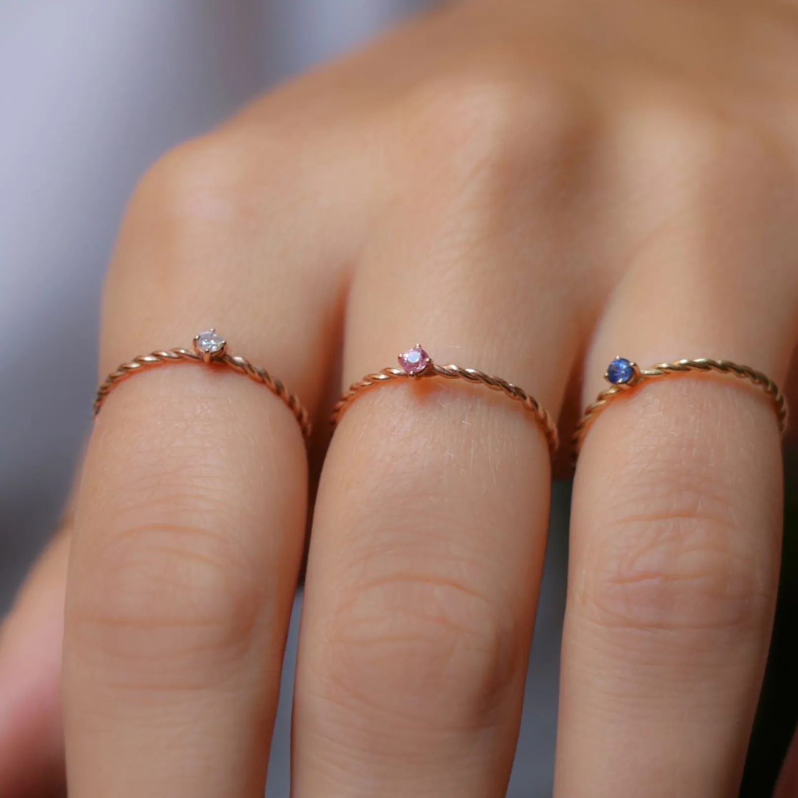 anello_filodamore_prezios_2-4.webp Anello Filodamore prezioso intrecciato in Oro Rosa 9kt sottile | Rubinia Gioielli Hot