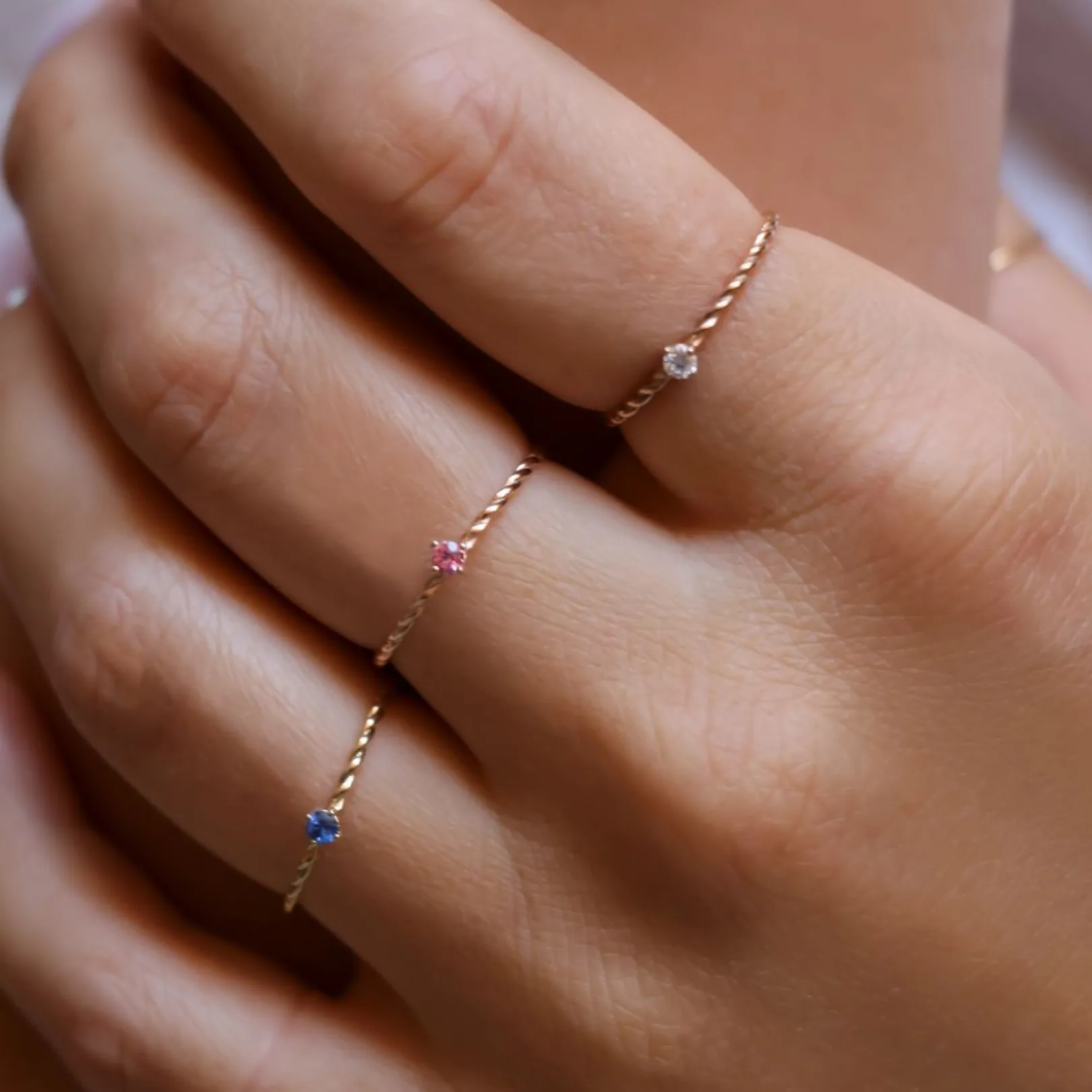 anello_filodamore_prezios_3-4.webp Anello Filodamore prezioso intrecciato in Oro Rosa 9kt sottile | Rubinia Gioielli Hot