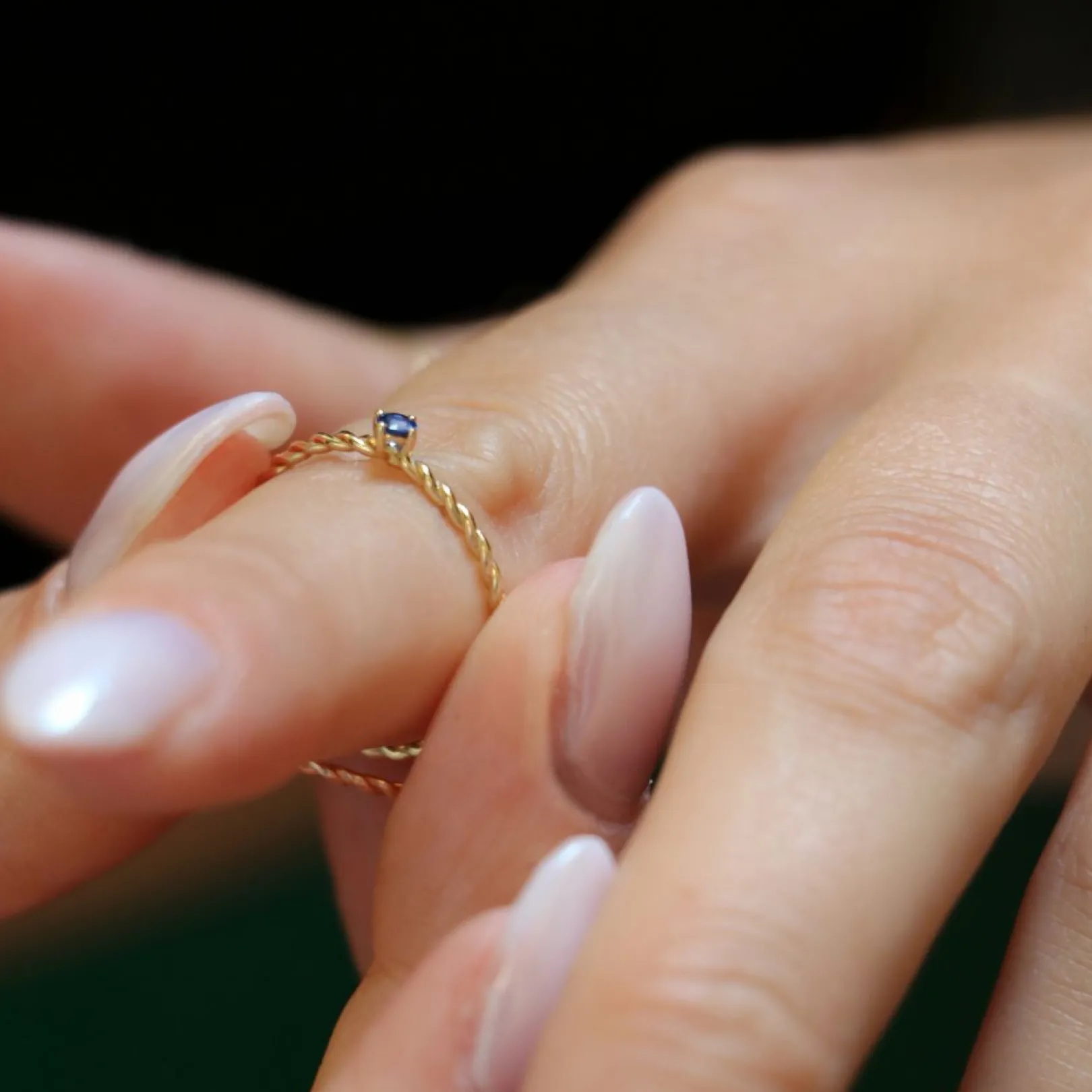 anello_filodamore_prezios_4-5.webp Anello Filodamore prezioso intrecciato in Oro Giallo 9kt sottile | Rubinia Gioielli Fashion