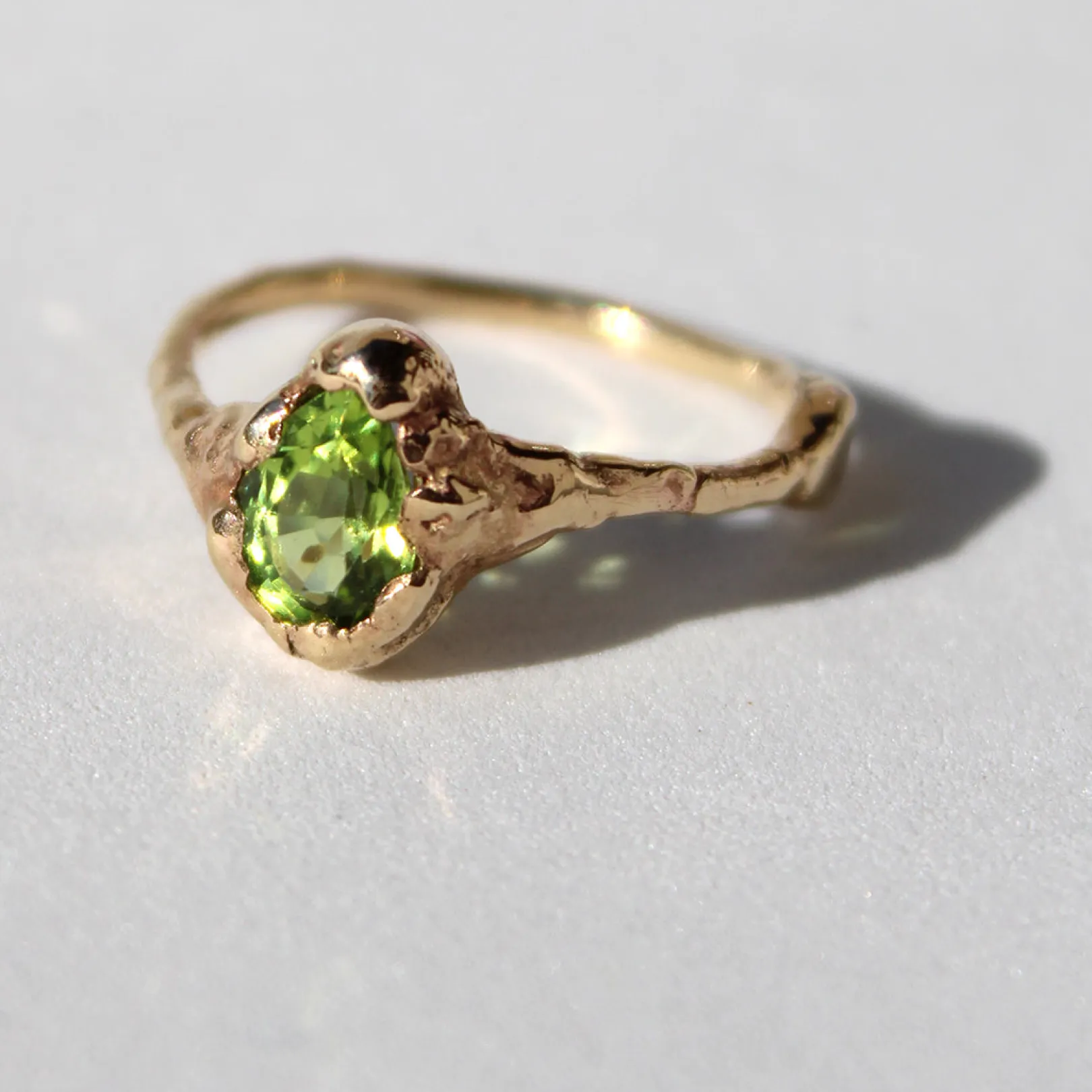 anello_in_oro_giallo_kt_e_1-10.webp Anello in Oro Giallo 9kt e Peridot | Rubinia Gioielli Discount
