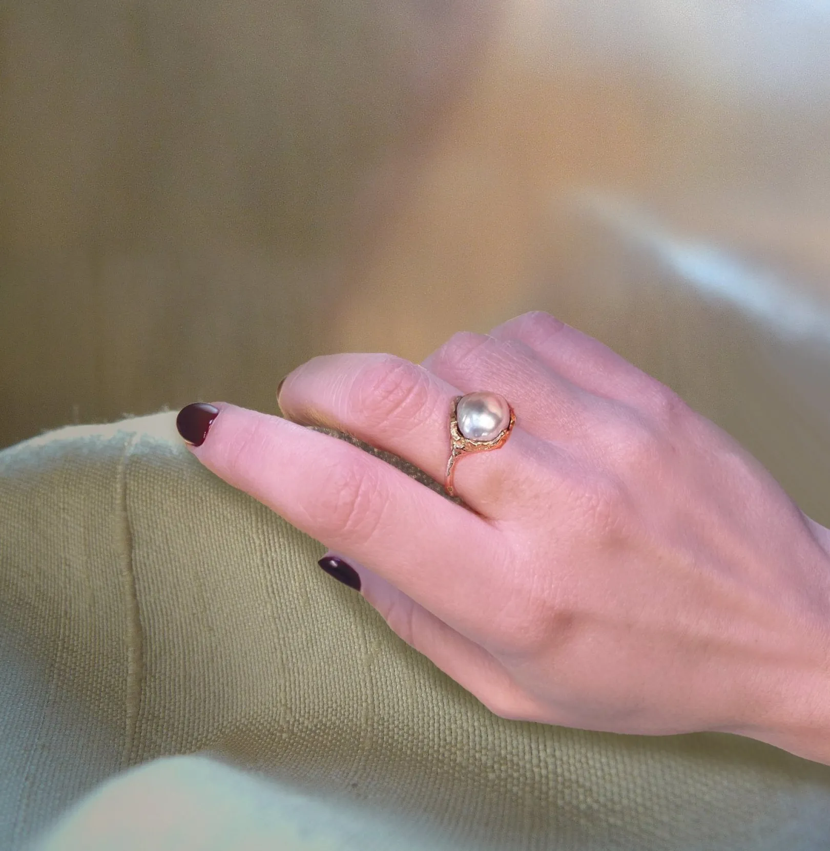 anello_in_oro_giallo_kt_e_1-5.webp Anello in Oro Giallo 9kt e Perla Bianca Australia | Rubinia Gioielli Hot