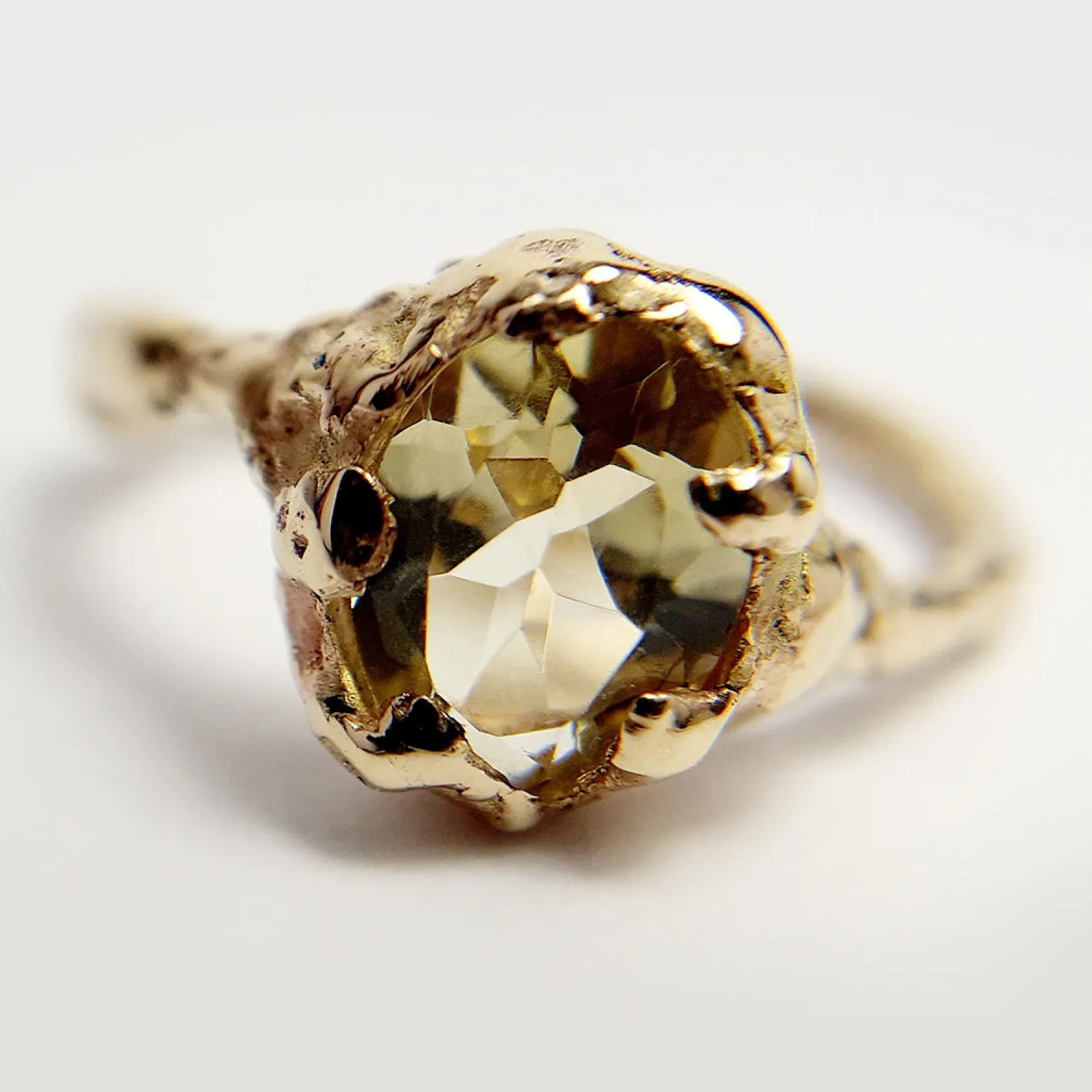 anello_in_oro_giallo_kt_e_1-6.webp Anello in Oro Giallo 9kt e Quarzo Lemon | Rubinia Gioielli Best