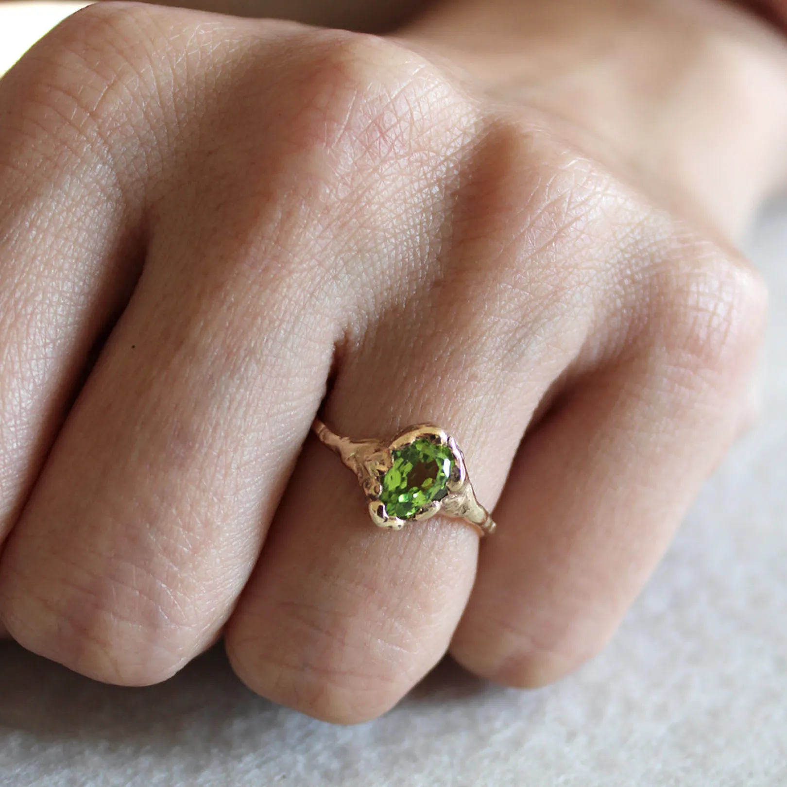 anello_in_oro_giallo_kt_e_2-10.webp Anello in Oro Giallo 9kt e Peridot | Rubinia Gioielli Discount