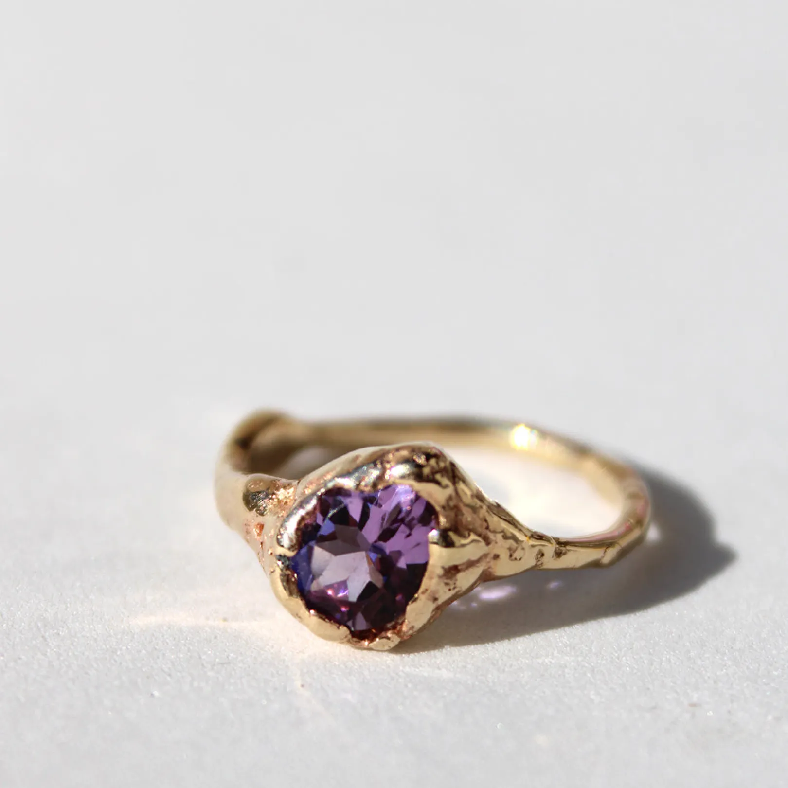 anello_in_oro_giallo_kt_e_2-2.webp Anello in Oro Giallo 9kt e Ametista | Rubinia Gioielli Discount