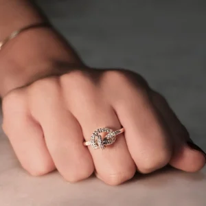 Anello Nodi d'Amore in Argento 925 con Pavé di Diamanti Bianchi | Rubinia Gioielli Outlet