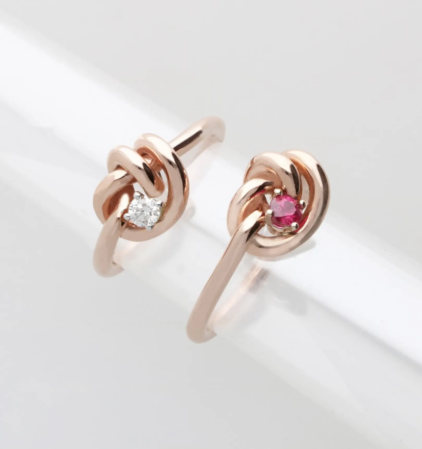 anello_nodi_damore_in_oro_1-1.webp Anello Nodi d'Amore in Oro Rosa 9kt con Diamante Colorless Certificato | Rubinia Gioielli Discount