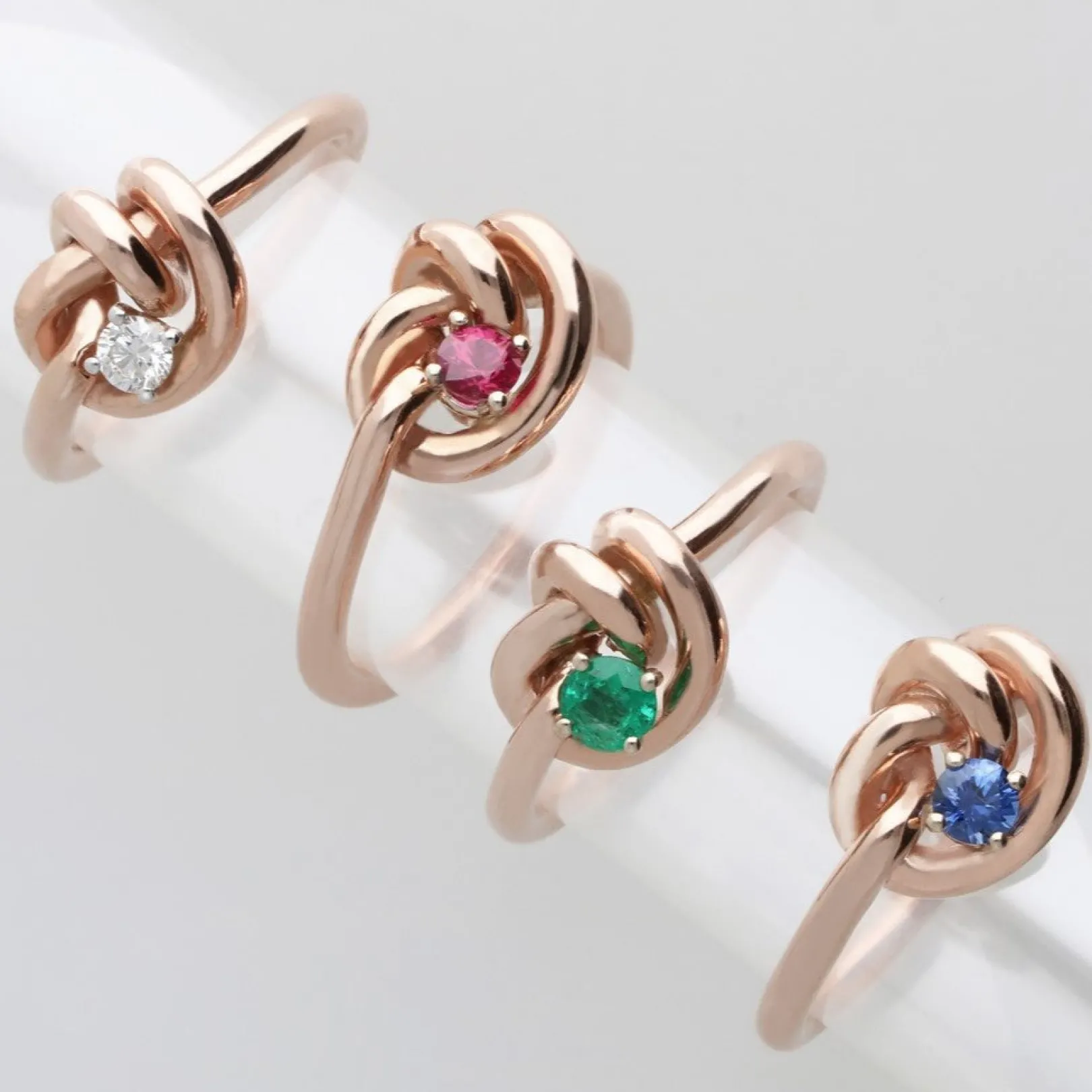 anello_nodi_damore_in_oro_2-1.webp Anello Nodi d'Amore in Oro Rosa 9kt con Diamante Colorless Certificato | Rubinia Gioielli Discount