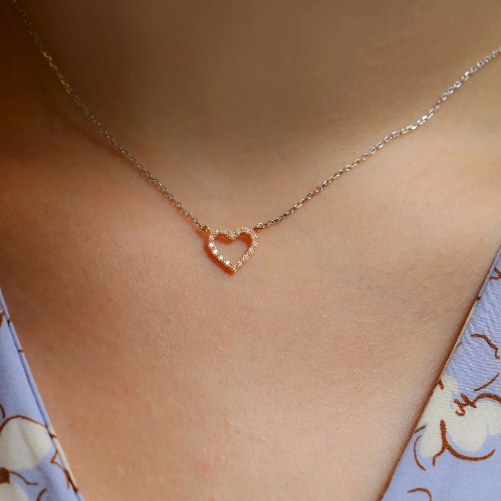 collana_filodamore_in_oro_2.webp Collana Filodamore in Oro Bianco 9kt e Cuore in Oro Rosa 9kt di Diamanti Bianchi | Rubinia Gioielli Outlet
