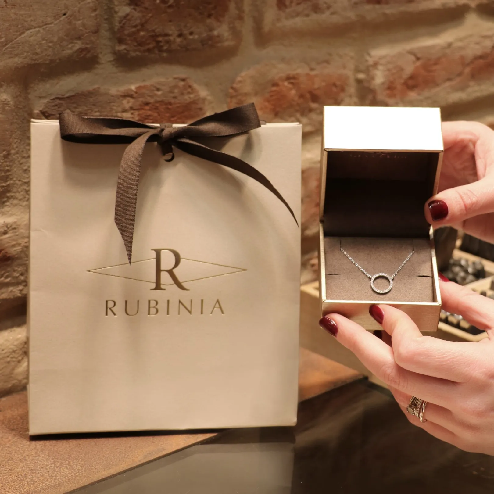collana_filodamore_in_oro_3.webp Collana Filodamore in Oro Bianco 9kt e Cuore in Oro Rosa 9kt di Diamanti Bianchi | Rubinia Gioielli Outlet