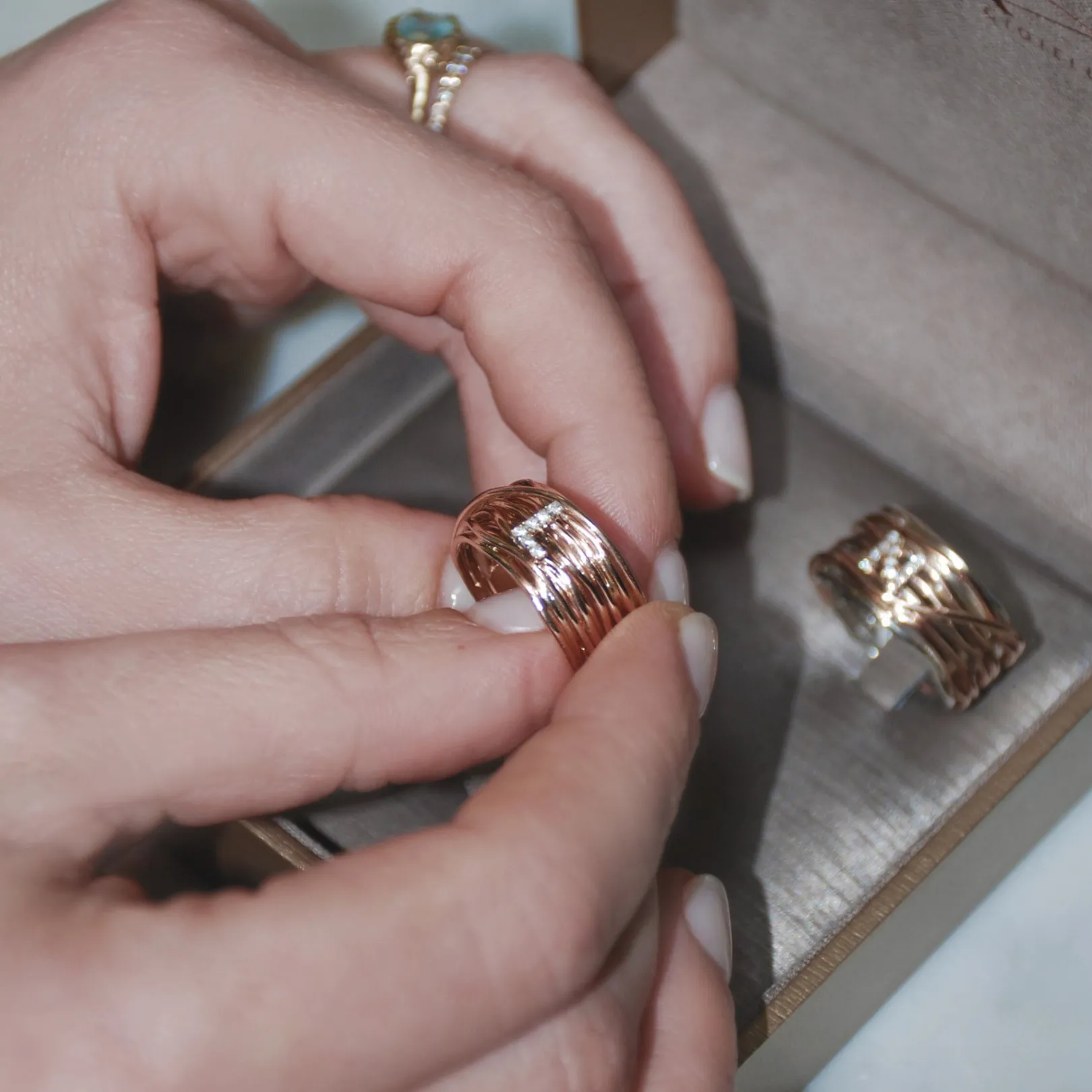 filodellavita__fili_in_or_1-3.webp Filodellavita 13 fili in Oro Rosa 9kt e iniziale con Diamanti | Rubinia Gioielli Best