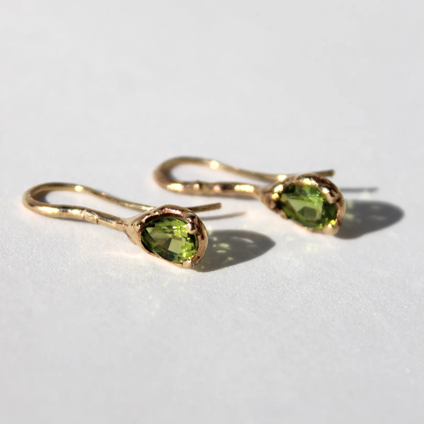 orecchini_a_monachella_in_1-3.webp Orecchini a monachella in Oro Giallo 9kt e Peridot | Rubinia Gioielli Outlet