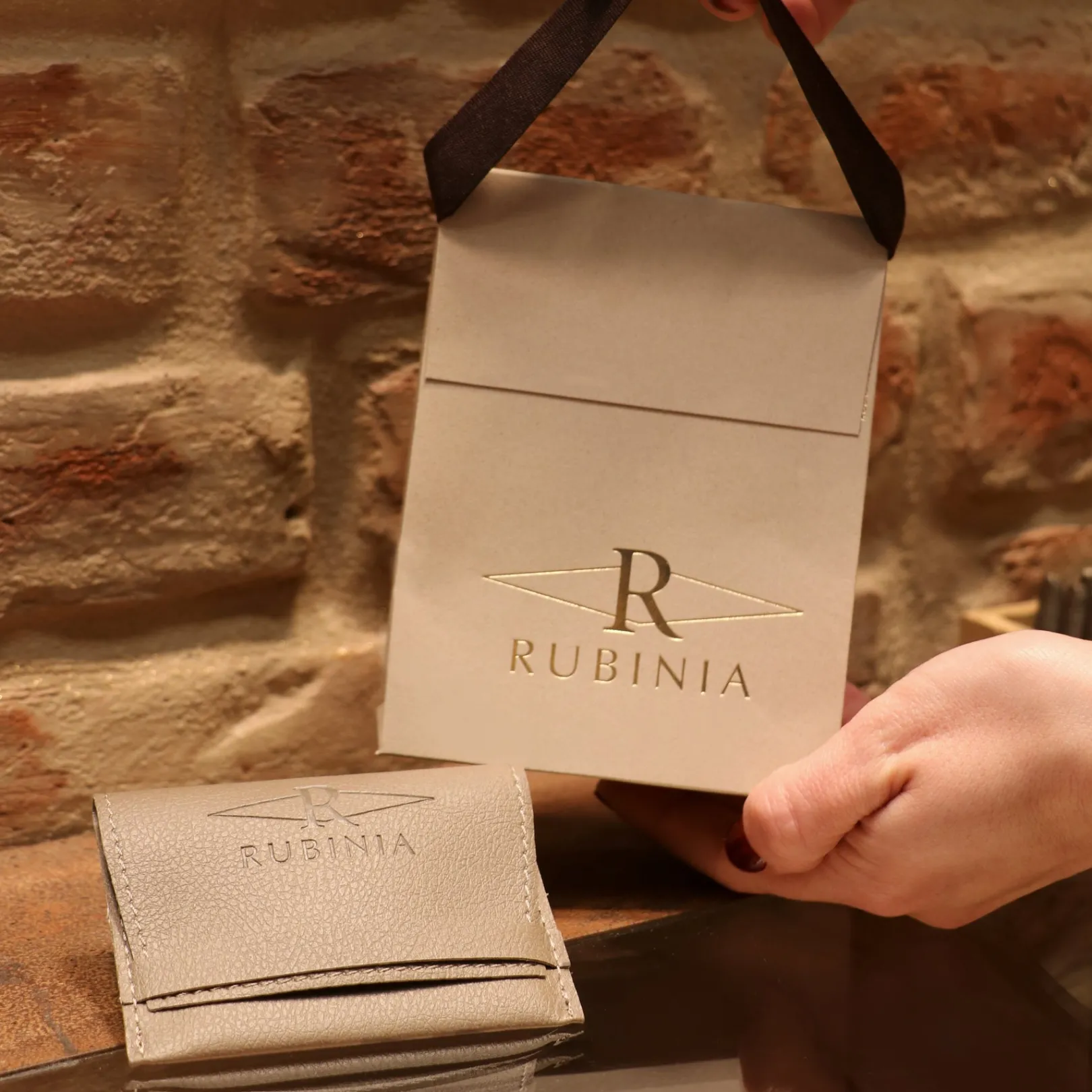 orecchini_filodamore_nott_2.webp Orecchini Filodamore Notte e Giorno in Oro Giallo 9kt | Rubinia Gioielli Best