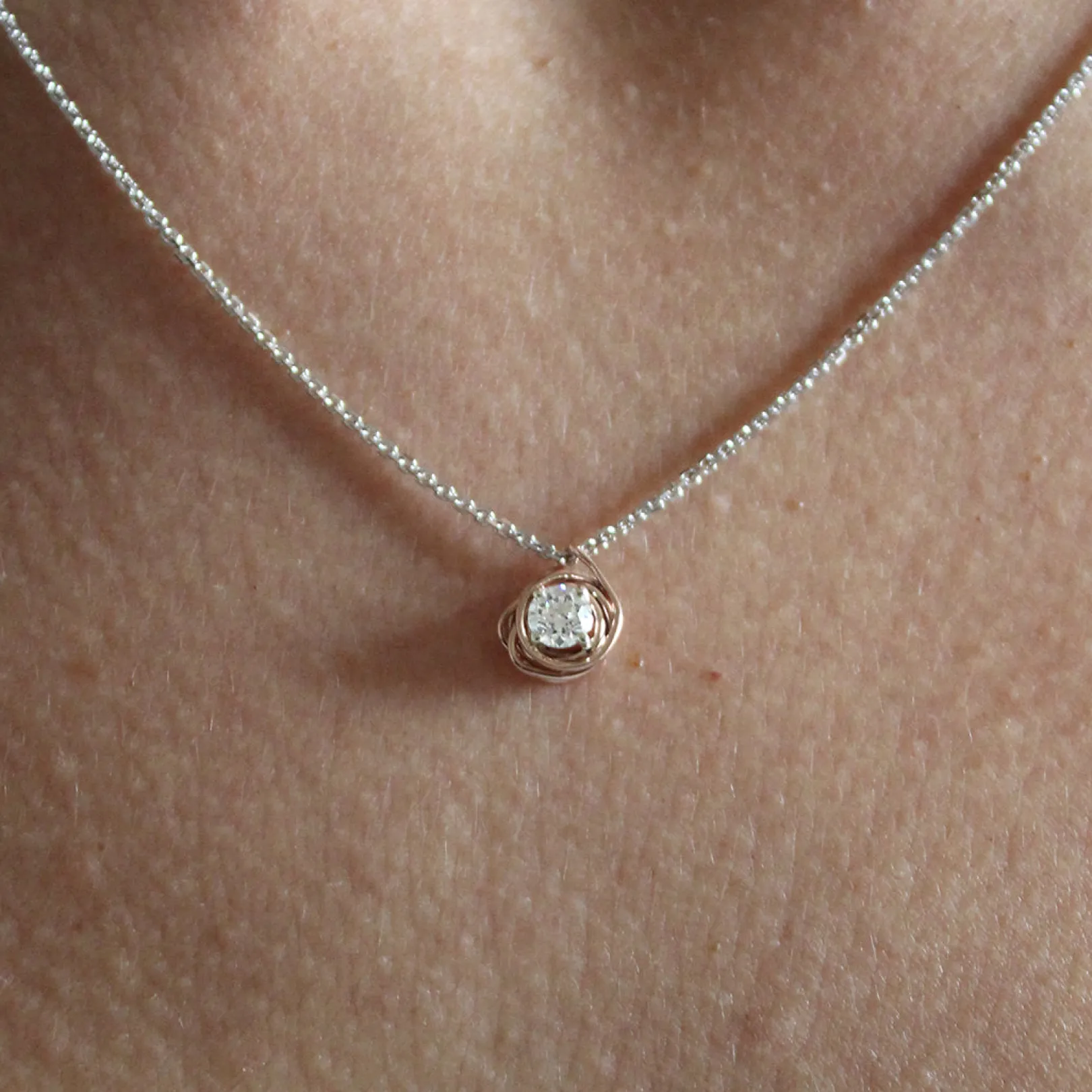 punto_luce_filodellavita__1.webp Punto Luce Filodellavita in Oro Rosa con un Diamante Colorless | Rubinia Gioielli Fashion